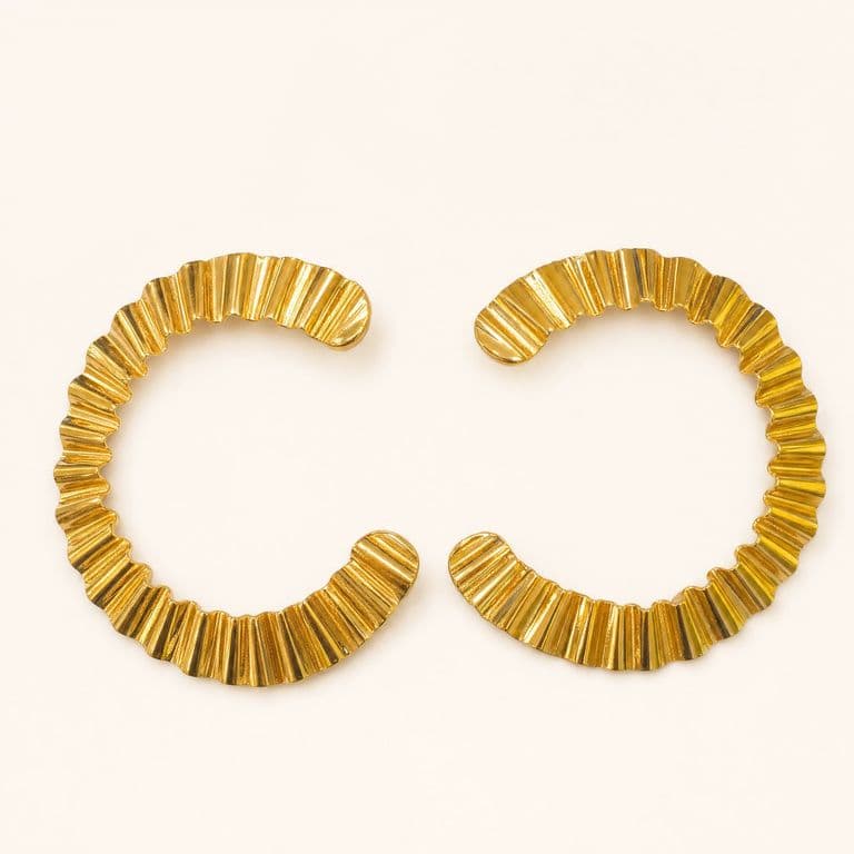 Aretes C plisados en dorado