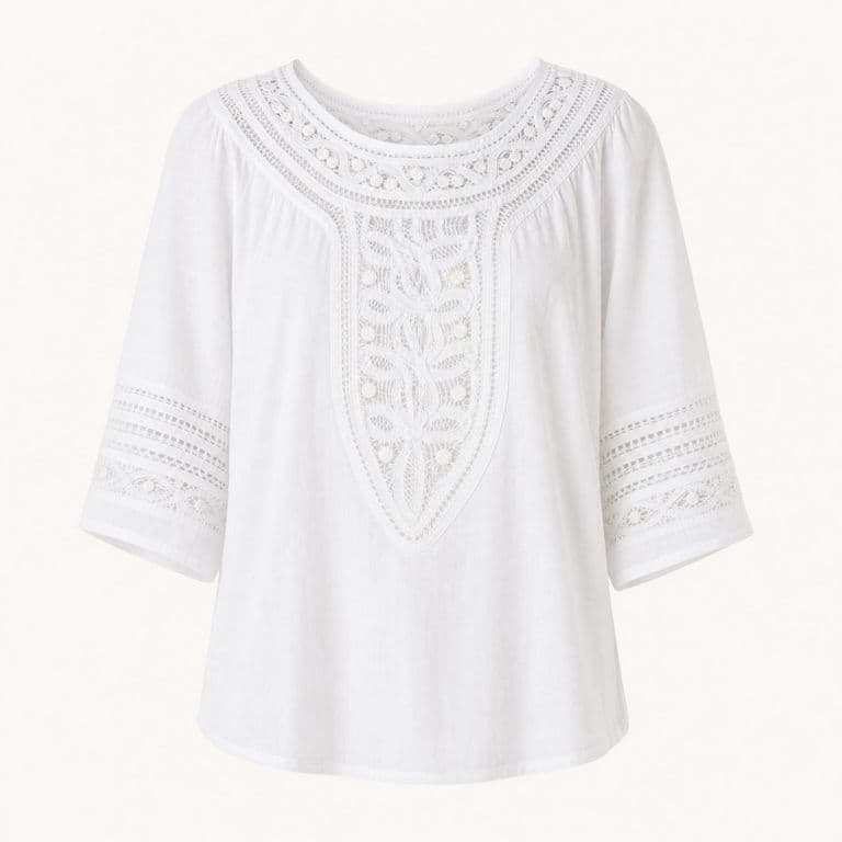Blusa blanca con calados en escote y mangas