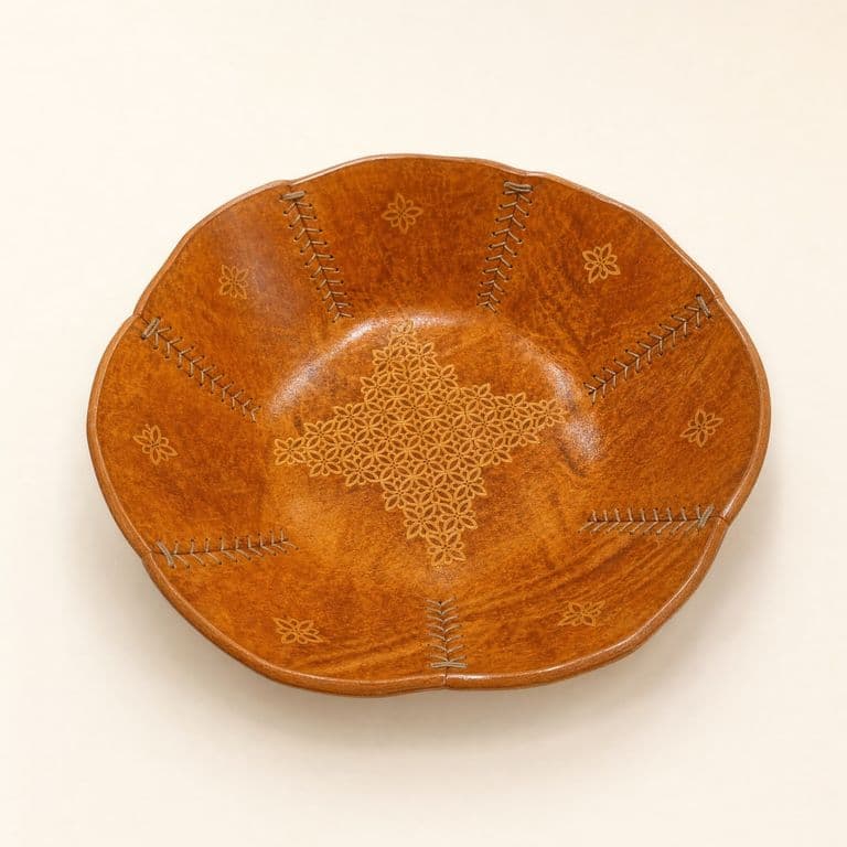 Frutero de madera con decoración calada