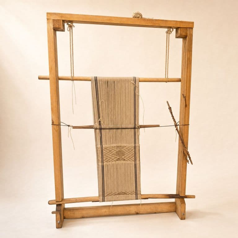 Telar vertical tradicional en madera